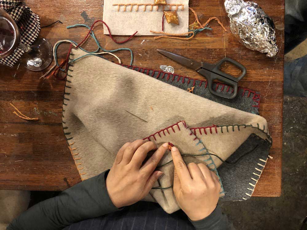자투리 원단을 바느질해서 이어붙이고 가장자리 스티치(stitch)를 해서 담요로서의 꼴을 갖추고 가치를 높이고자 마련한 담요워크샵.