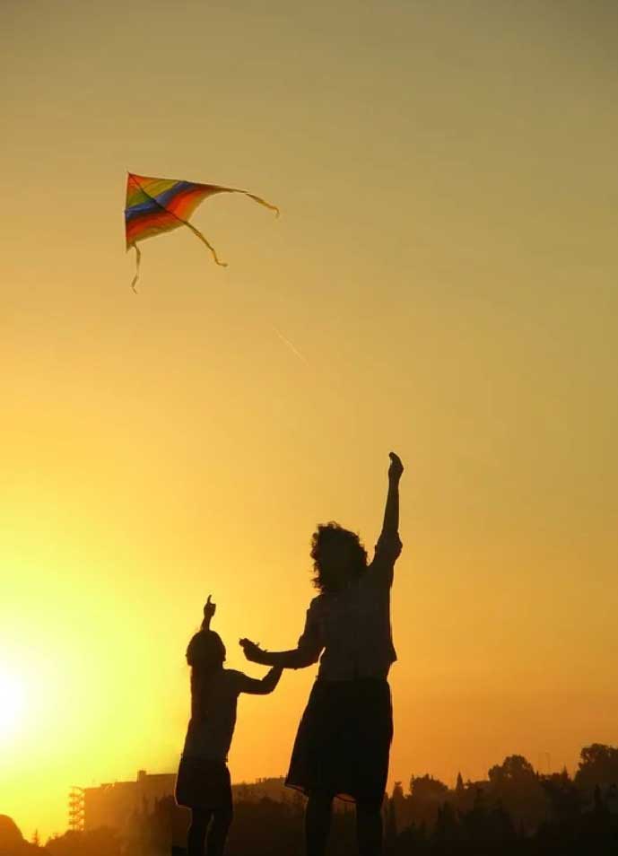 아이들에게 경쟁보다 협력, 함께 더불어 살아가는 가치를 전해주고 싶었다. 
(https://pixabay.com/photos/kite-mother-family-sky-happy-1666816/)