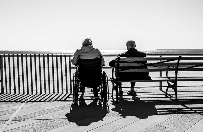 돌봄 공백과 돌봄 위기를 해결하기 위해서 우리에게는 진정한 ‘사회’가 필요하다. 늙고 아프고 죽음을 맞는 모든 과정이 한 시민으로서 존엄할 수 있도록 말이다. by Bruno Aguirre 출처: https://unsplash.com/photos/uLMEcr1O-1I