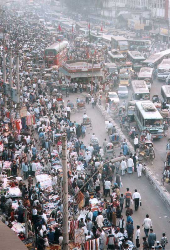 2050년 지구의 인구는 100억명에 도달할 것으로 예상된다. 방글라데시 거리. 출처: flickr (https://flic.kr/p/7V56BA)