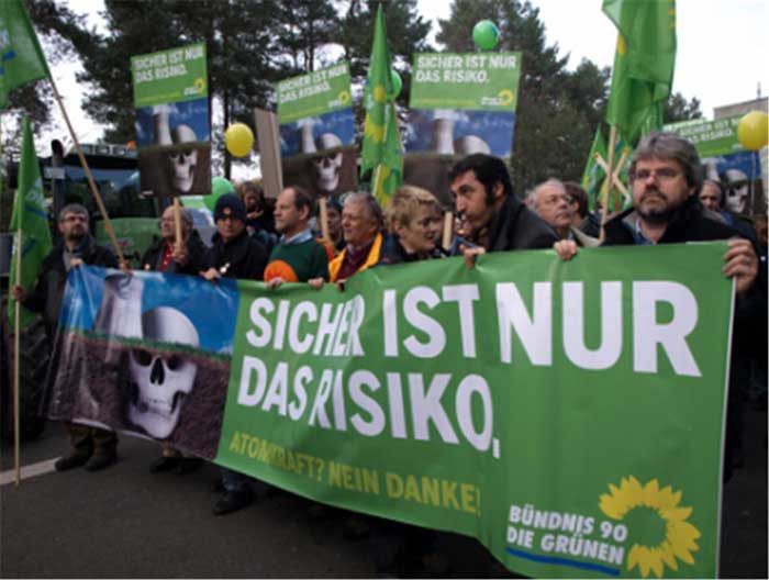 핵폐기물을 반대하는 독일에서의 시위 장면(2008), 핵폐기물 처리와 관련된 갈등은 우리나라만의 문제가 아니다. 출처: wikimedia commons (https://commons.wikimedia.org/wiki/File:Gr%C3%BCne_protests_against_nuclear_energy.jpg)
