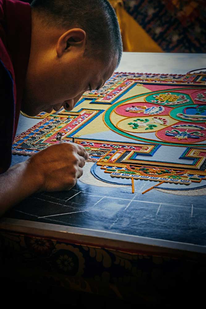 티베트 스님들은 며칠 또는 몇 주에 걸쳐 색 모래로 정교한 문양의 만다라를 만들고, 완성되자마자 만다라를 파괴하고 모래를 쓸어 모은다. 그리고 모래를 가까운 강이나 바다로 가서 흘려보낸다. by Random Sky  https://unsplash.com/photos/3fDGwShA1sE