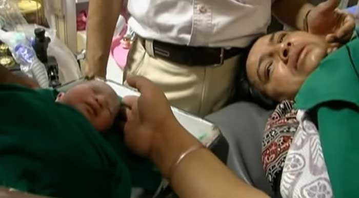 다큐멘터리 『구글 베이비(Google Baby)』(2009)의 한 장면. 인도의 대리모가 출산 후 갓 태어난 아이를 보는 장면이다. 아이는 곧바로 친부모에게 보내진다. 아이가 보내진 후 여성은 눈물을 흘린다.
