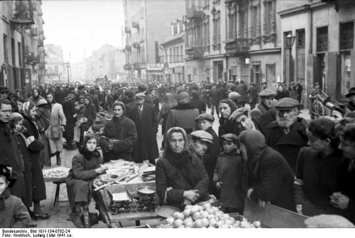 1941년 바르샤바 게토지역의 시장. 유통, 수송, 생산의 과정에서 수많은 사람들과 연루된다. 출처: wikimediacommons (https://commons.wikimedia.org/wiki/File:Bundesarchiv_Bild_101I-134-0782-24,_Polen,_Ghetto_Warschau,_Markt.jpg )
