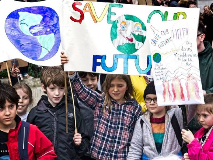 “Save Our Future”라는 구호 뒤에 “Help!”가 있다. 저 아이들은 지금 자신들의 미래를 약탈해 가는 어른들에게 도움을 청하고 있다. 출처 : https://images.app.goo.gl/qofK5BCEmw3tt6qH8