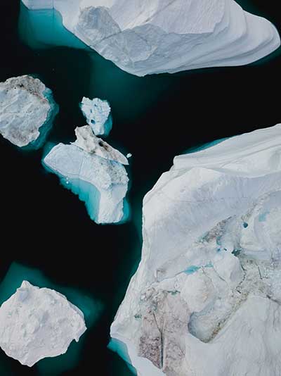 1.5℃ 상승을 기점으로 흰색 빙하가 녹아 검은 땅이 드러남으로써 알베도(반사도)가 급격히 낮아지고, 북극권의 해빙으로 인해 땅속 메탄가스가 대량으로 방출되고, 바다가 흡수하던 탄소량(약 40%)이 정점을 찍음으로써 더 이상 흡수되지 못하는 상황 등이 예견되고 있다. by Annie Spratt  출처 : https://unsplash.com/photos/O_Lyb6Et9Hw