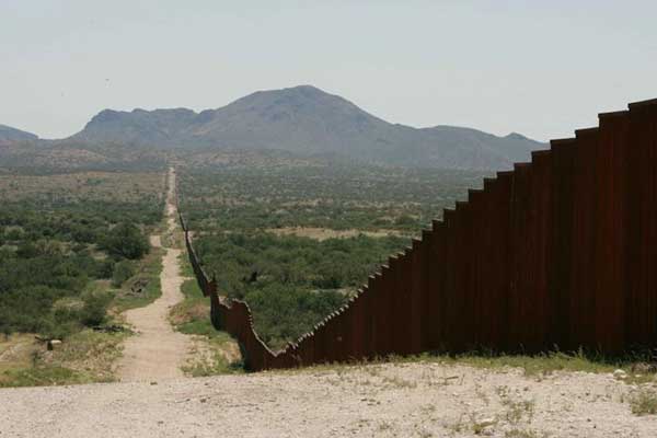 미국과 멕시코 사이를 가르는 장벽은 1세계 국가의 특권의식, 분리의식을 상징적으로 보여준다. by Hillebrand Steve 출처 : https://pixnio.com/nature-landscapes/road/long-border-fence