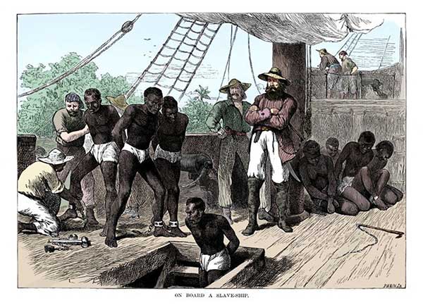 노예무역은 아프리카가 대서양을 둘러싼 자본주의의 중요한 축 가운데 하나로 떠오르게 된다. 아프리카인 노예가 상품이 된 것이다. 출처: Wikimedia Commons 
(https://commons.wikimedia.org/wiki/File:Captives-being-brought-on-board-a-slave-ship-on-the-west-coast-of-africa—slave-coast--c1880-802464822-59fb46fc0d327a003632d7d3.jpg)