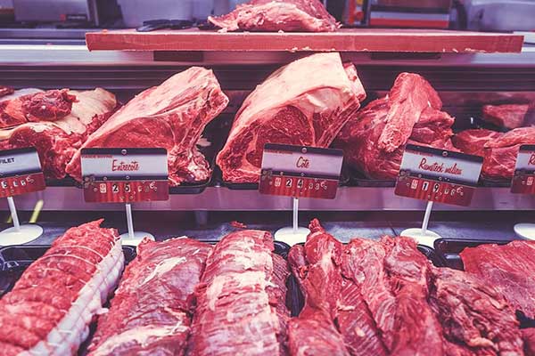 축산업은 ‘국가 안보’의 차원에서 보호받고 있으며 이 과정에서 생태계에 막대한 부담을 안기고 있다. by Pxfuel 출처 : https://p1.pxfuel.com/preview/697/477/163/meat-beef-pork-butcher-market-food.jpg