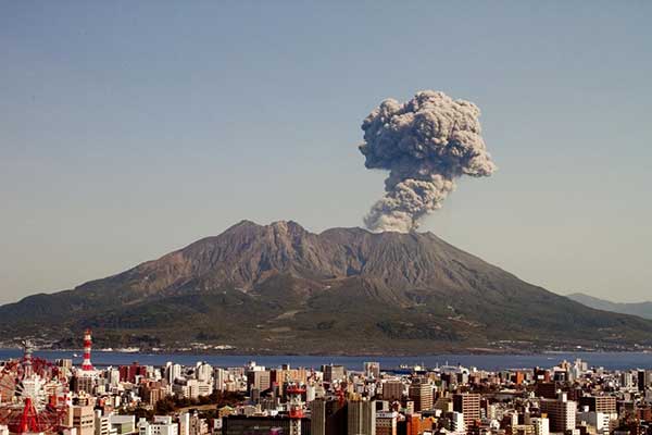 코이치는 사쿠라지마 화산이 폭발하면, 후쿠오카로 가서 가족이 함께 살게 되리라 기대한다. 영화 《진짜로 일어날지도 몰라 기적》(2011) 스틸컷. 