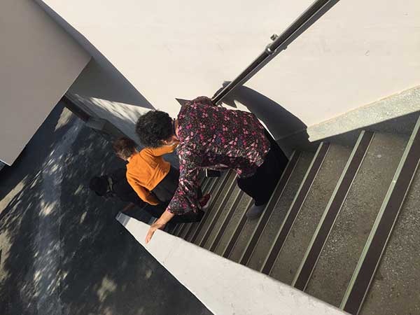 비조마을회관 2층에서 열린 스마트 교실을 마치고 조심조심 계단을 내려가시는 어르신들. (2021. 10. 10.) 사진 제공 : 김진희