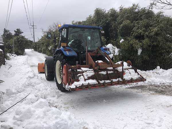 폭설로 눈이 쌓인 마을 길을 트랙터가 청소하고 있다. ⓒ이상영