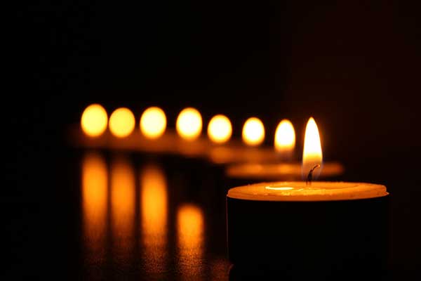 타오르는 촛불. 나는 우리 안에 '신성한 불꽃'이 존재한다고 믿는다. 
사진출처: Hakan Erenler
https://www.pexels.com/ko-kr/photo/289756/