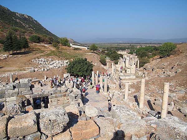 사진은 고대 로마의 도시 에베소. 사람이 따로 떨어져 살면 모든 힘이 생존 유지에 다 소요된다. 사람들이 도시에 모여 사회를 만들고 함께 어울릴 때 더 나은 목적을 만들 수 있다. 
사진 출처 : rheins
https://commons.wikimedia.org/wiki/File:Ephesus_Ancient_City_-_2014.10_-_panoramio.jpg