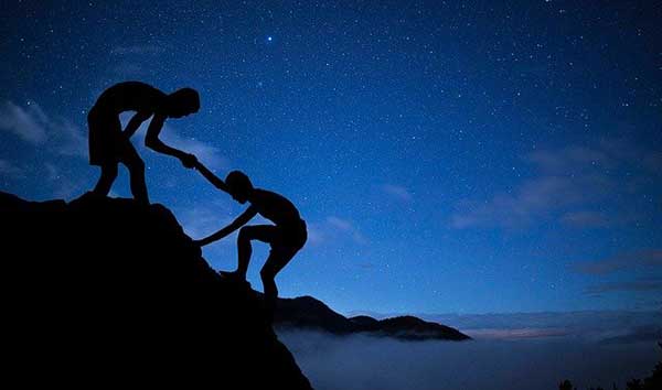 인간은 이타심을 발휘하였기에 전 지구적으로 승리할 수 있었다. 사진출처 : mohamed_hassan
https://pixabay.com/photos/men-mentor-help-climbing-mountain-3610255