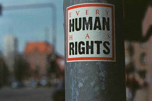 하늘에서 부여한 권리로 인권의 개념을 고정하고 실재로 여기게 되면 무조건적인 소비자적 권리를 앞세우게 된다. 
사진 출처: Markus Spiske