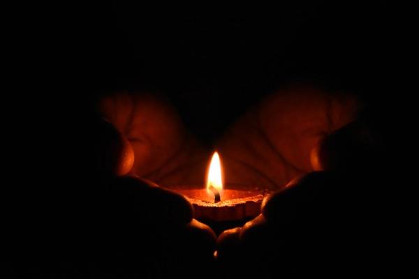 길바닥에서 보낸 그 차가운 많은 겨울 저녁들과 어둠을 밝힌 빛들은 다 어디로 갔나? 사진출처 : Dhivakaran S