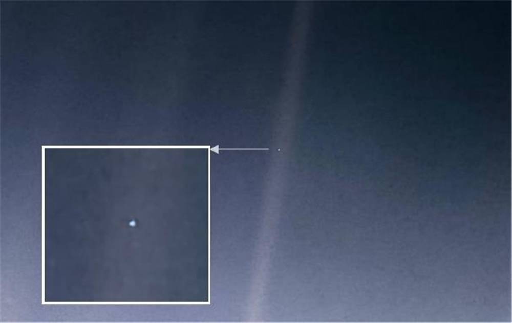 30년 전 미국항공우주국(NASA)의 탐사선 ′보이저 1호′가 촬영한 지구의 모습을 현대 기술을 활용해 보정한 사진. 카메라에 산란되어 비친 태양 광선 중간에 빛나는 푸른 점이 지구. 사진 제공 : NASA 