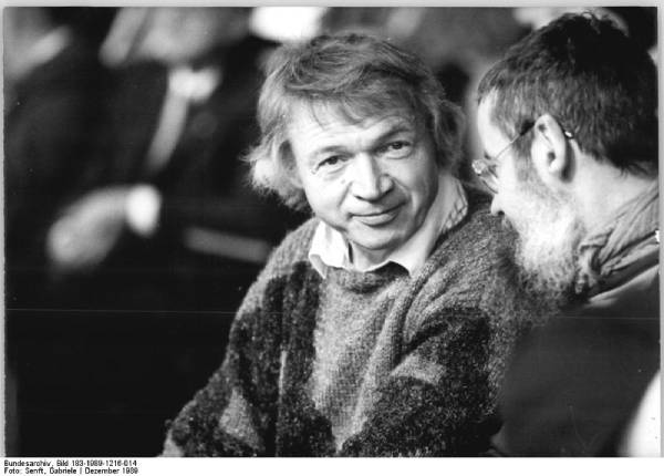1989년 12월 16일 독일사회주의통일당(SED) 임시전당대회에서의 Bahro. 
사진출처 : 독일 연방 기록 보관소
