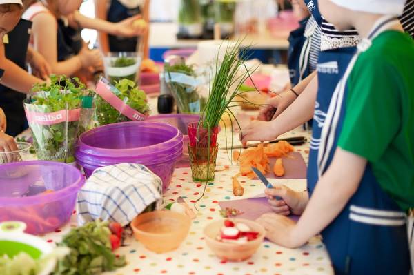 아이들은 수업을 통해 식사와 농업의 가치를 배운다. 사진출처: AndrzejRembowski