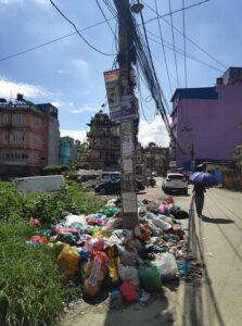 재활용품들은 순식간에 너절한 폐기물더미가 되어가고 오가는 사람들이 그 위에 쓰레기를 던졌다. 
사진 출처 : Gaurav Dhwaj Khadka