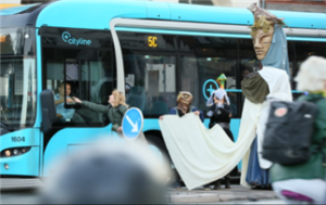 코펜하겐 노레브로 길가에서 벌인 액션에서는 행인들과 버스 운전기사도 관객이 되었다. 사진 제공 : Frej Pries Schmedes, 